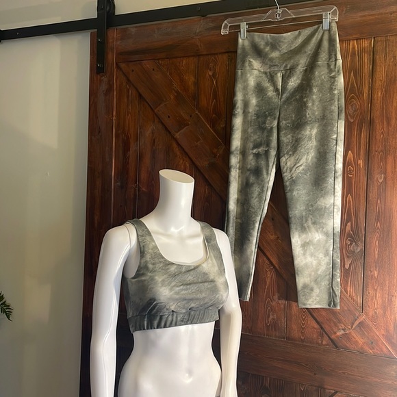 Active set by HAYDEN Los Angeles size S. Two piece set. Top is padded and lined. - Picture 1 of 6